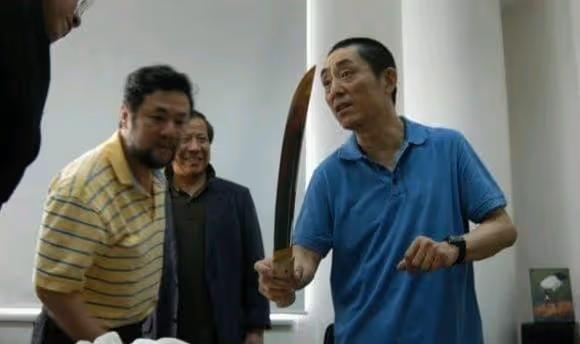 日本演員高倉健送張藝謀一把刀,直言:這把刀可以在北京買一套房