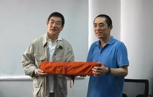 日本演員高倉健送張藝謀一把刀,直言:這把刀可以在北京買一套房