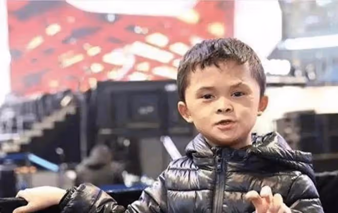 小馬雲爸爸與黃新龍決裂開設新帳號,靠賣慘帶貨,經營狀況一團糟