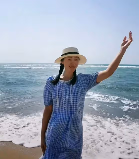 49歲主持人周群海邊熱舞,動作浮誇被嘲像村嫂,臉部僵硬疑似整容