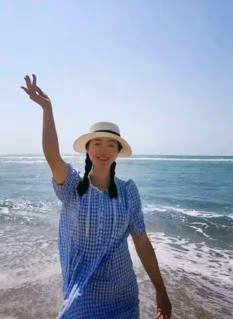 49歲主持人周群海邊熱舞,動作浮誇被嘲像村嫂,臉部僵硬疑似整容