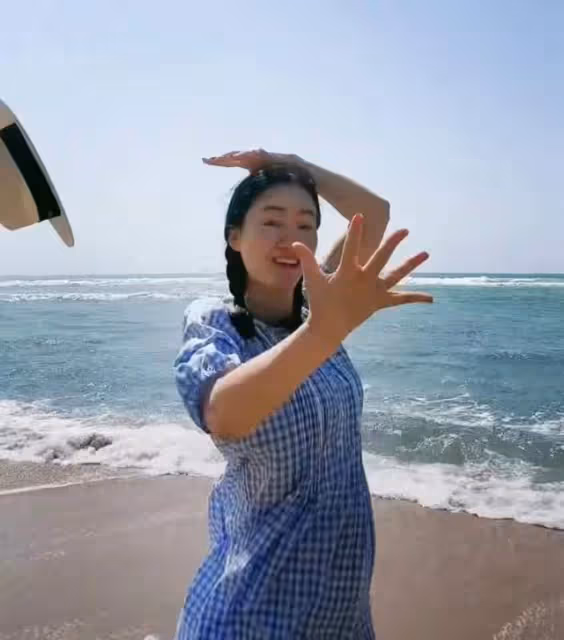 49歲主持人周群海邊熱舞,動作浮誇被嘲像村嫂,臉部僵硬疑似整容