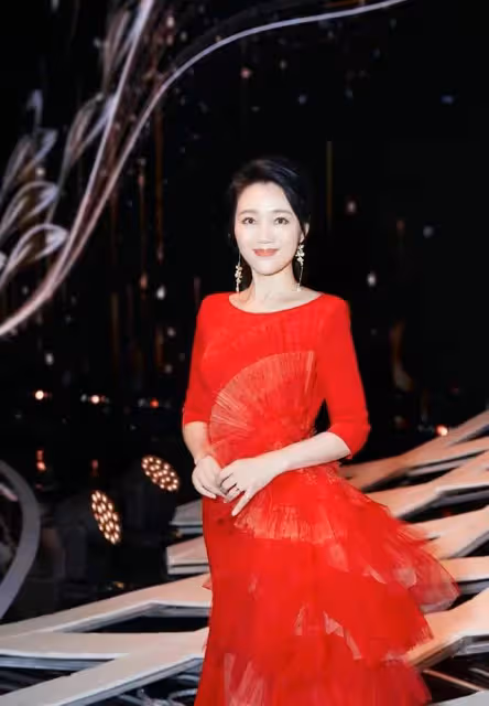 49歲主持人周群海邊熱舞,動作浮誇被嘲像村嫂,臉部僵硬疑似整容