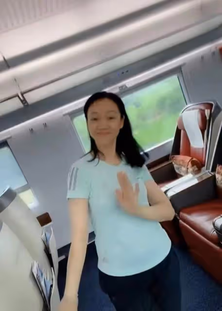 49歲主持人周群海邊熱舞,動作浮誇被嘲像村嫂,臉部僵硬疑似整容