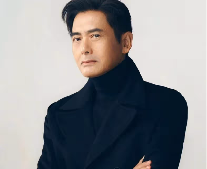 67歲周潤發顏值逆生長,與奧運冠軍同台比帥,狀態比年輕時還好!