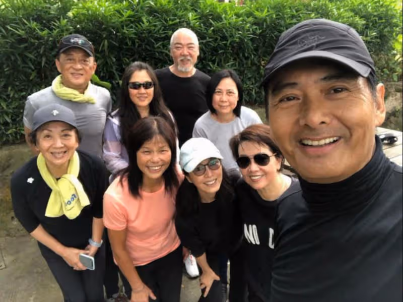 67歲周潤發顏值逆生長,與奧運冠軍同台比帥,狀態比年輕時還好!