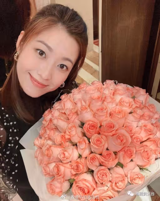 王浩信曬10歲女正面照享溫馨時光!QQ可愛包麵皮膚白皙似足父母