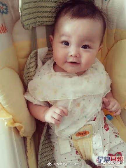 王浩信曬10歲女正面照享溫馨時光!QQ可愛包麵皮膚白皙似足父母
