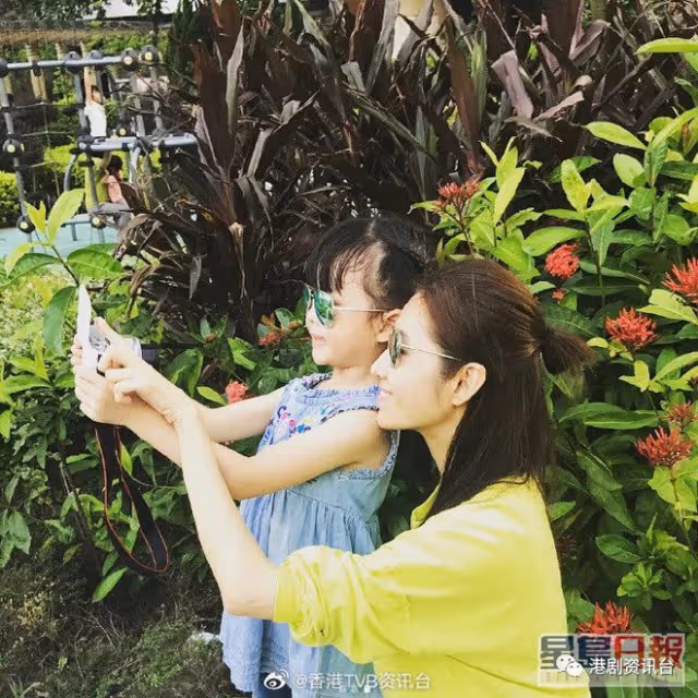 王浩信曬10歲女正面照享溫馨時光!QQ可愛包麵皮膚白皙似足父母
