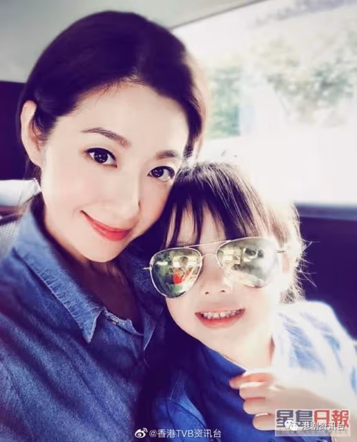 王浩信曬10歲女正面照享溫馨時光!QQ可愛包麵皮膚白皙似足父母