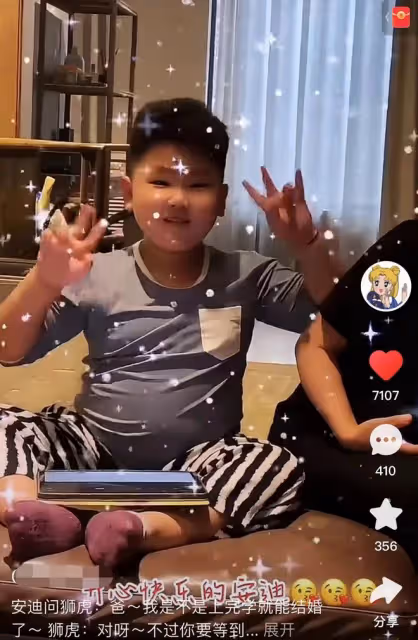 郭德綱幼子豪宅中玩樂,挺大肚腩渾身滿是肉,帶名貴珠寶從小富養