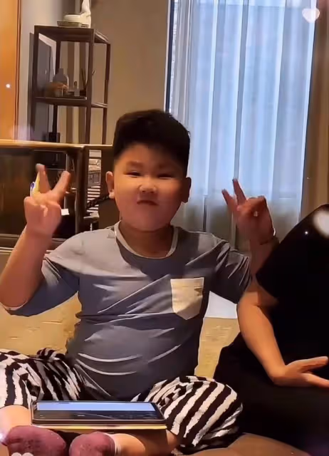 郭德綱幼子豪宅中玩樂,挺大肚腩渾身滿是肉,帶名貴珠寶從小富養