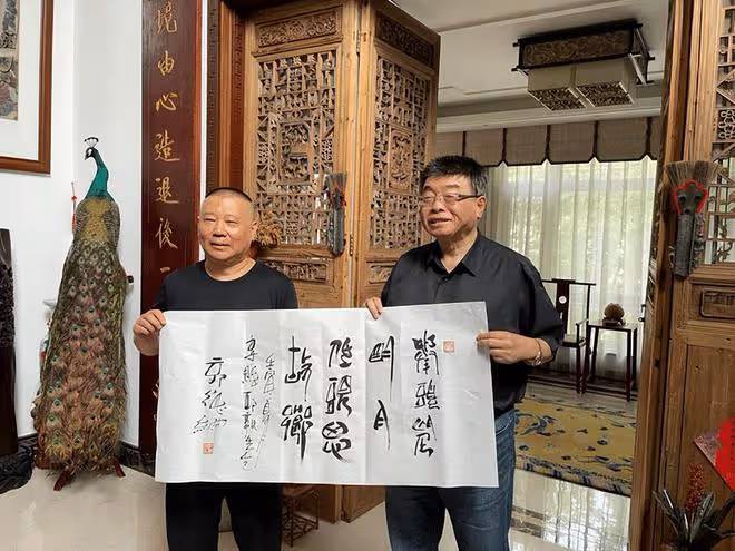 郭德綱幼子豪宅中玩樂,挺大肚腩渾身滿是肉,帶名貴珠寶從小富養
