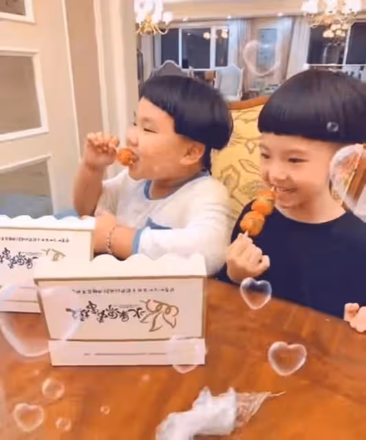 郭德綱幼子豪宅中玩樂,挺大肚腩渾身滿是肉,帶名貴珠寶從小富養