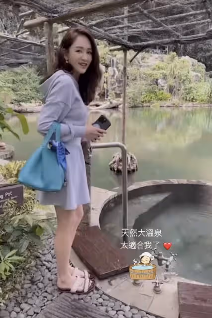 43歲陳喬恩曬度假照,依偎著丈夫撒嬌,二人喝酒怡情仍不著急備孕