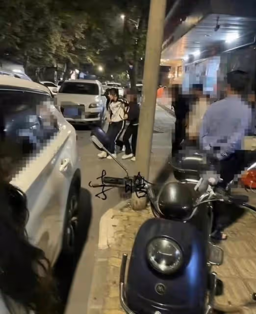 楊紫被曝拍戲致腿部受傷,單腳走路被他人攙扶,神情虛弱好心疼