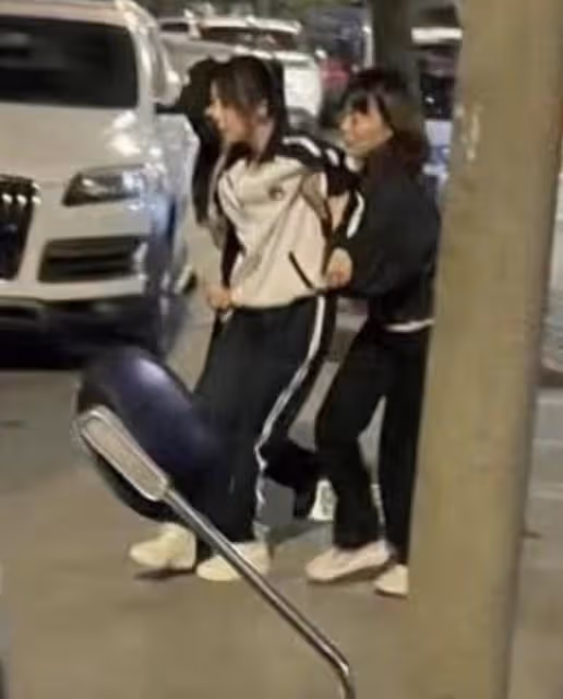 楊紫被曝拍戲致腿部受傷,單腳走路被他人攙扶,神情虛弱好心疼