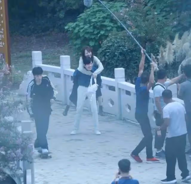 楊紫被曝拍戲致腿部受傷,單腳走路被他人攙扶,神情虛弱好心疼