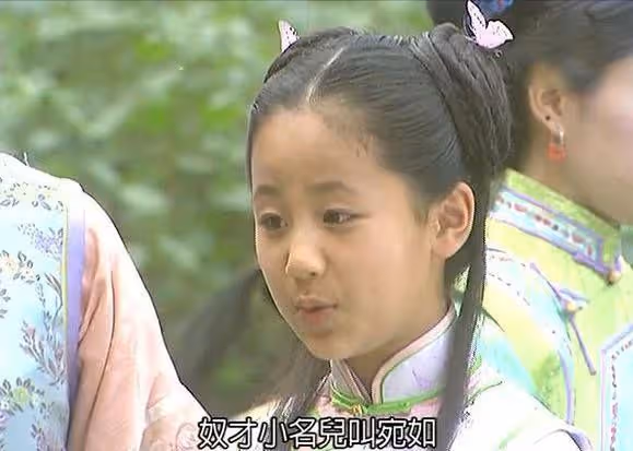 楊紫被曝拍戲致腿部受傷,單腳走路被他人攙扶,神情虛弱好心疼