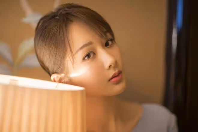 楊紫被曝拍戲致腿部受傷,單腳走路被他人攙扶,神情虛弱好心疼