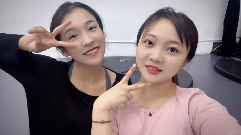 23歲林妙可罕見曬照，挑戰空中瑜伽，網友：一股上了年紀的味道！