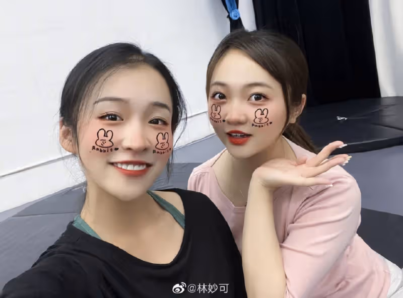 23歲林妙可罕見曬照,挑戰空中瑜伽,網友:一股上了年紀的味道!