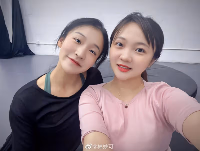 23歲林妙可罕見曬照,挑戰空中瑜伽,網友:一股上了年紀的味道!