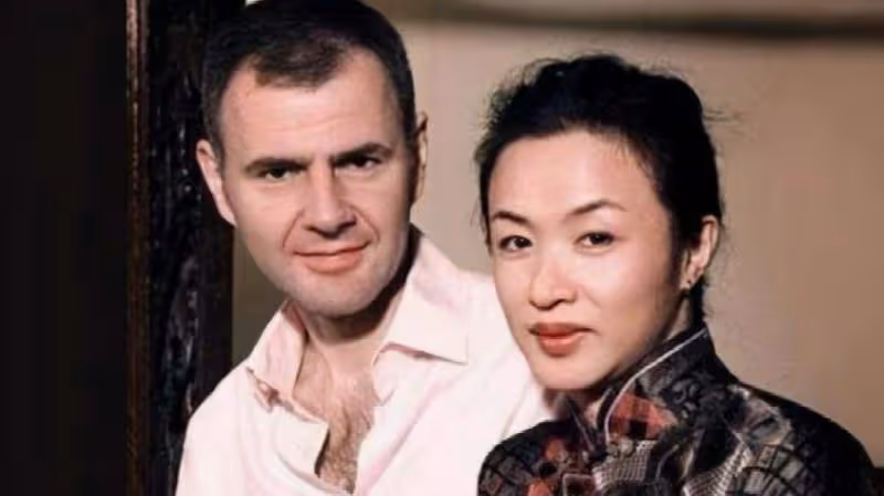 金星30年前住所曝光！裝修前衛，至少兩層，與丈夫在房前拍照留念