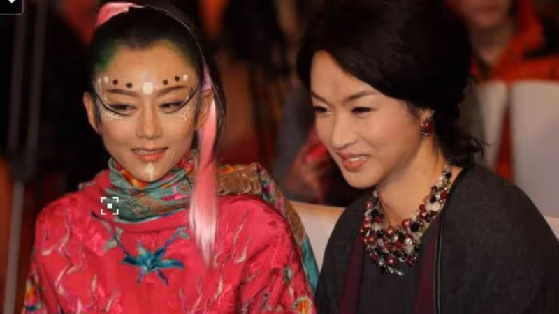 金星30年前住所曝光!裝修前衛,至少兩層,與丈夫在房前拍照留念