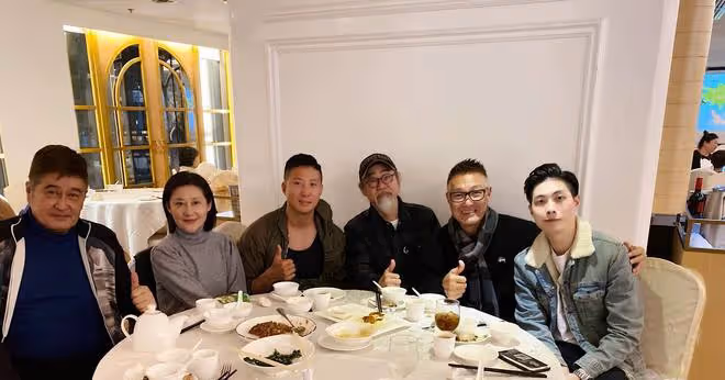午馬癌逝9周年!元華洪金寶小兒子等齊聚一堂悼念,其遺孀罕露面