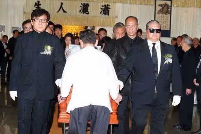 午馬癌逝9周年！元華洪金寶小兒子等齊聚一堂悼念，其遺孀罕露面