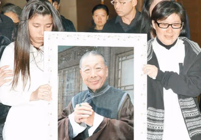 午馬癌逝9周年！元華洪金寶小兒子等齊聚一堂悼念，其遺孀罕露面