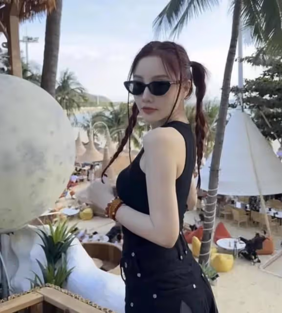 41歲李小璐三亞旅遊,穿短褲秀身材超大碼腳搶鏡,疑似新戀情引熱議