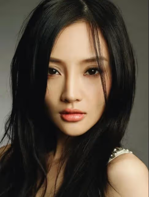 41歲李小璐三亞旅遊,穿短褲秀身材超大碼腳搶鏡,疑似新戀情引熱議