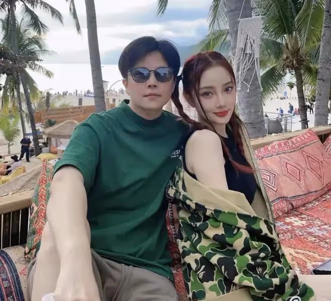 41歲李小璐三亞旅遊,穿短褲秀身材超大碼腳搶鏡,疑似新戀情引熱議