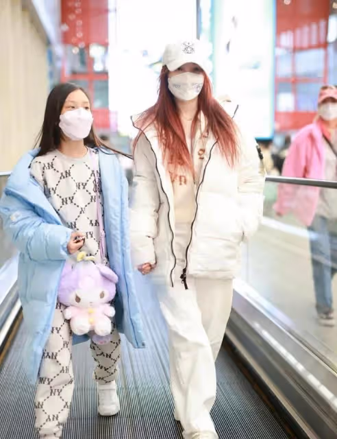 41歲李小璐三亞旅遊,穿短褲秀身材超大碼腳搶鏡,疑似新戀情引熱議