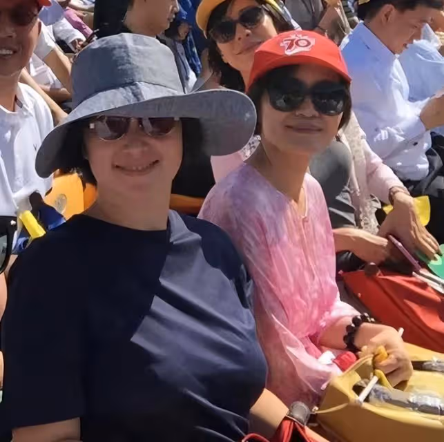 何超瓊晚年發福明顯,60歲近況狀態好,與眾人合影仍舊站C位