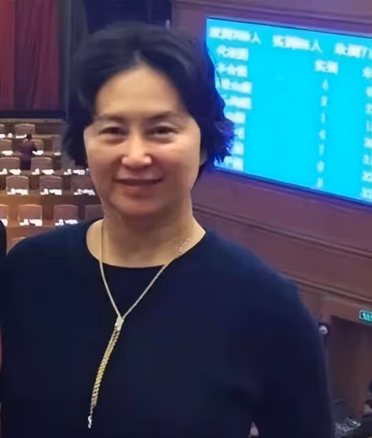 何超瓊晚年發福明顯,60歲近況狀態好,與眾人合影仍舊站C位
