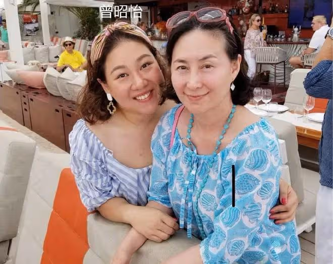 何超瓊晚年發福明顯,60歲近況狀態好,與眾人合影仍舊站C位