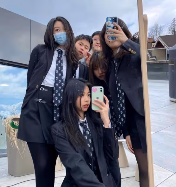 李嫣分享學校宿舍內景：書桌放著捲筒紙和畫筆，牆上貼著課表作品