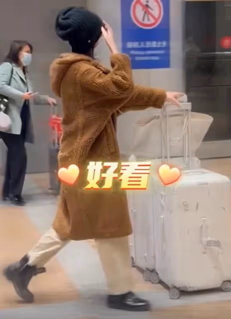 李嫣分享學校宿舍內景：書桌放著捲筒紙和畫筆，牆上貼著課表作品