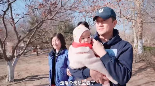 李亞鵬一家觀測立春，女兒穿姐姐李嫣舊衣服，80歲媽媽爬樹身體好