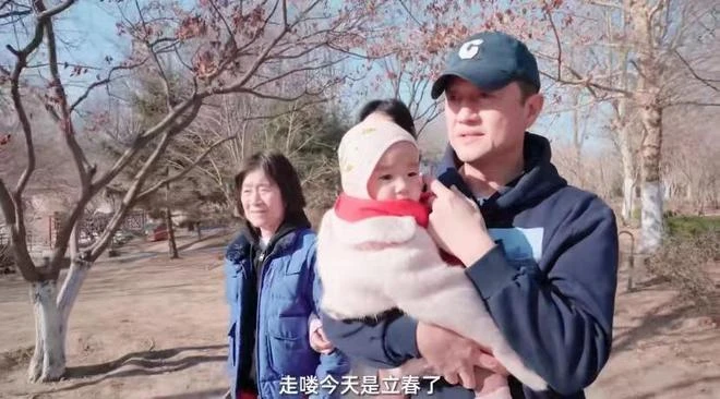 李亞鵬一家觀測立春,女兒穿姐姐李嫣舊衣服,80歲媽媽爬樹身體好