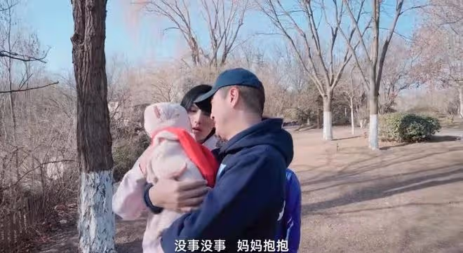 李亞鵬一家觀測立春，女兒穿姐姐李嫣舊衣服，80歲媽媽爬樹身體好