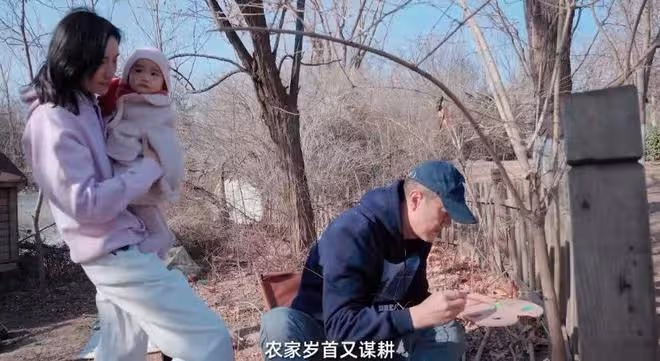 李亞鵬一家觀測立春，女兒穿姐姐李嫣舊衣服，80歲媽媽爬樹身體好