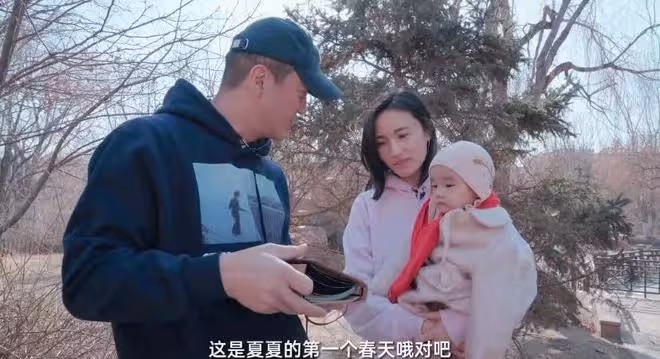 李亞鵬一家觀測立春，女兒穿姐姐李嫣舊衣服，80歲媽媽爬樹身體好