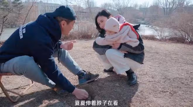 李亞鵬一家觀測立春，女兒穿姐姐李嫣舊衣服，80歲媽媽爬樹身體好