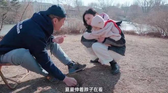 李亞鵬一家觀測立春,女兒穿姐姐李嫣舊衣服,80歲媽媽爬樹身體好