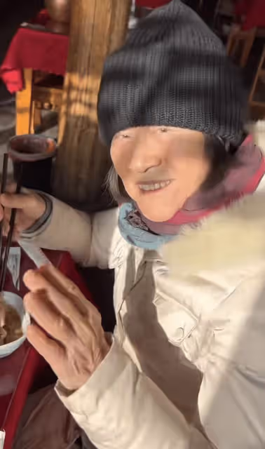李亞鵬一家觀測立春，女兒穿姐姐李嫣舊衣服，80歲媽媽爬樹身體好