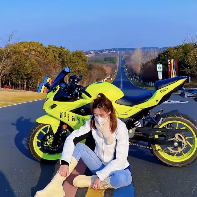 謝霆鋒34歲師弟羊成威車禍離世,騎機車下高速撞上護欄,家中獨子